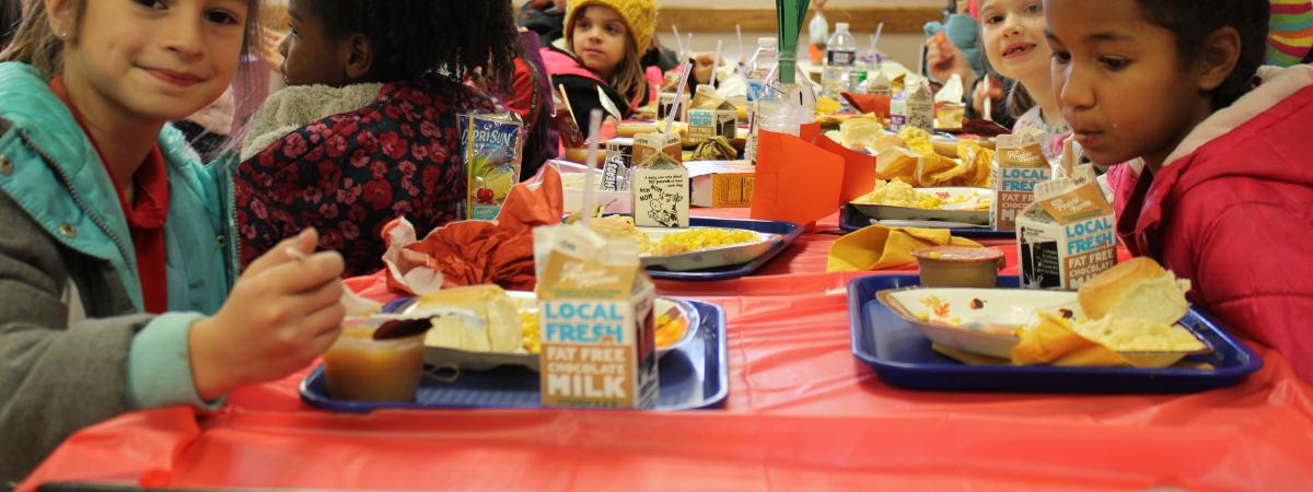 kids eating lunch