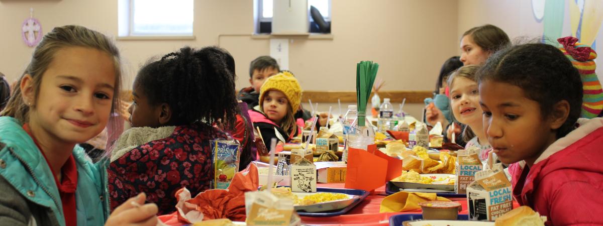 kids eating lunch